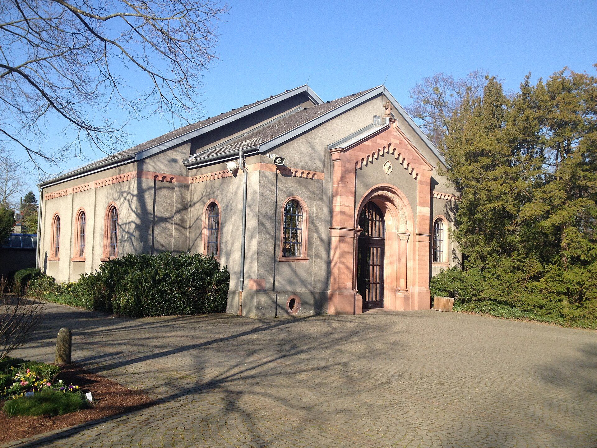 Kapelle des Alten Friedhofs Darmstadt zwischen Bäumen und historischen Grabmalen